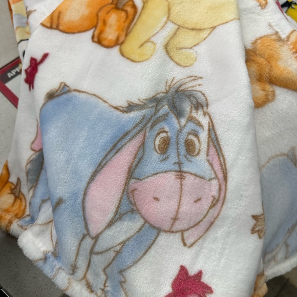 Winnie the Pooh Fall Blanket - Picture 3 of 4